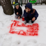 Snijeg služi za snjegovića.. a može i kao slikarsko platno za likovne umjetnosti u vrtiću!